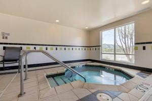 Bazén v ubytování Fairfield Inn & Suites by Marriott Rockford nebo v jeho okolí