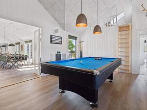 5 star holiday home in Sydals في Sarup: غرفة بلياردو فيها طاولة بلياردو