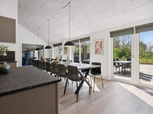 5 star holiday home in Sydals في Sarup: مطبخ وغرفة طعام مع طاولة وكراسي