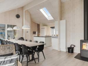 Η κουζίνα ή μικρή κουζίνα στο 5 star holiday home in Idestrup