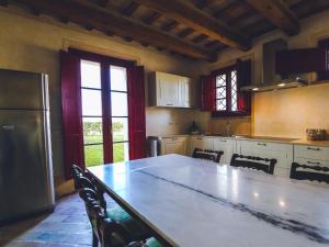 Η κουζίνα ή μικρή κουζίνα στο Manor in Marche with Pool and Adriatic Views
