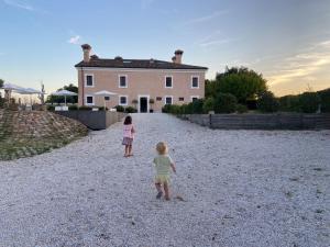 Παιδιά που μένουν στο Manor in Marche with Pool & Adriatic Views