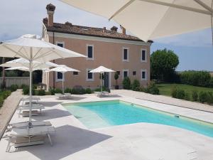 Kolam renang di atau dekat dengan Manor in Marche with Pool near Adriatic