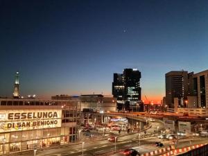 热那亚LA LANTERNA DI ANGELO rent rooms and apartments free parking on the street front的高速公路上交通的夜间城市