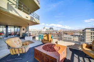 Un balcón con sillas y una mesa en un edificio. en Luxe Dtwn Reno Penthouse about 3 Mi to Casinos!, en Reno