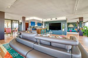 una sala de estar con un sofá y una mesa en Luxe Dtwn Reno Penthouse about 3 Mi to Casinos!, en Reno