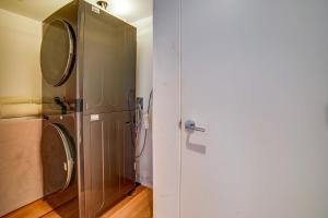 una cocina con lavadora y secadora junto a una puerta en Luxe Dtwn Reno Penthouse about 3 Mi to Casinos!, en Reno 16 fotos más