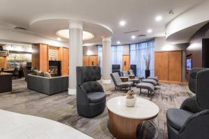 ヴォーンにあるCourtyard by Marriott Toronto Vaughanのロビー(椅子とテーブルのある待合室付)
