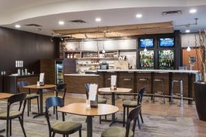 Lounge nebo bar v ubytování Courtyard by Marriott Toronto Vaughan