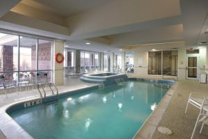 ヴォーンにあるCourtyard by Marriott Toronto Vaughanのホテル内の大きなスイミングプール