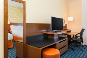 TV a/nebo společenská místnost v ubytování Fairfield Inn & Suites by Marriott Cotulla