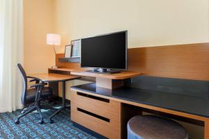 TV a/nebo společenská místnost v ubytování Fairfield Inn & Suites by Marriott Cotulla