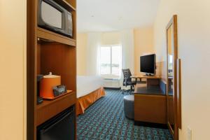 TV a/nebo společenská místnost v ubytování Fairfield Inn & Suites by Marriott Cotulla