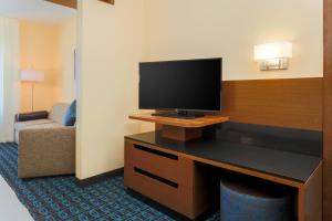 TV a/nebo společenská místnost v ubytování Fairfield Inn & Suites by Marriott Cotulla