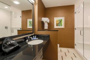 Koupelna v ubytování Fairfield Inn & Suites by Marriott Cotulla