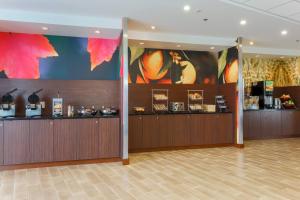 Příslušenství pro přípravu čaje a kávy v ubytování Fairfield Inn & Suites by Marriott Cotulla