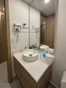 ein Badezimmer mit Waschbecken und Spiegel in der Unterkunft Cartagena-Acogedor MorrosEOS Salida directa al mar in Cartagena de Indias + 25 Fotos