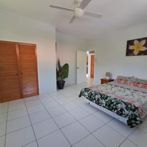 Postel nebo postele na pokoji v ubytování Eryns Muri Palms