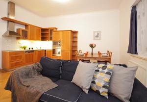 sala de estar con sofá y cocina en Prague Central Residence, en Praga