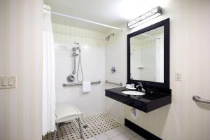 Baðherbergi á Fairfield Inn and Suites Columbus Polaris
