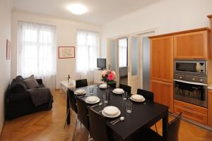 sala de estar con mesa de comedor y sala de estar con sofá en Prague Central Residence, en Praga