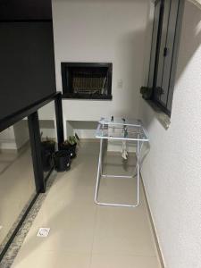 een kamer met een tafel in een kamer met een open haard bij Apartamento Santa Clara in Balneário Camboriú