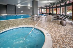 Hồ bơi trong/gần Delta Hotels by Marriott Huntington Mall