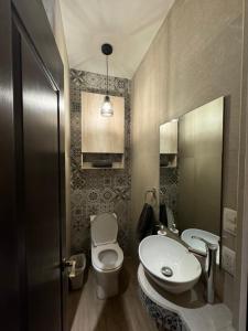 a bathroom with a toilet and a sink at Casa Grande de lujo cerca de Antigua Guatemala in Antigua Guatemala +28 photos
