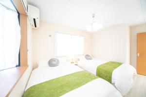 Miraie Yokkaichi Shinhamacho房間的床