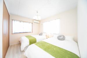 Miraie Yokkaichi Shinhamacho房間的床