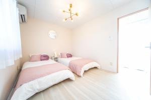 Miraie Yokkaichi Shinhamacho房間的床