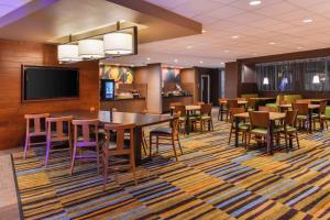 Un televizor și/sau centru de divertisment la Fairfield Inn & Suites by Marriott Coralville