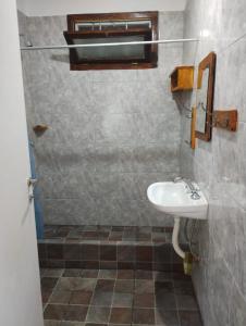 un baño con lavabo y ducha en Plácida, en Villa Gesell