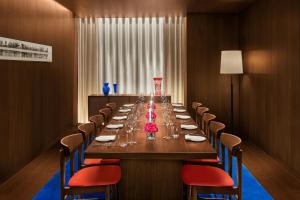 東京にあるThe Tokyo EDITION, Ginzaの長いダイニングルーム(長いテーブルと椅子付)