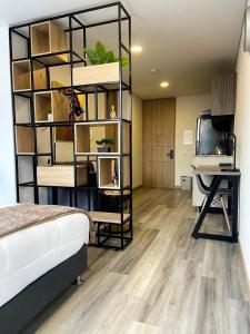 un dormitorio con una cama y un escritorio en una habitación en Exclusive Aparta - Suite Full Parque de la 93, en Bogotá 19 fotos más
