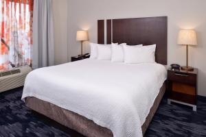 Postel nebo postele na pokoji v ubytování Fairfield Inn & Suites by Marriott Cedar Rapids