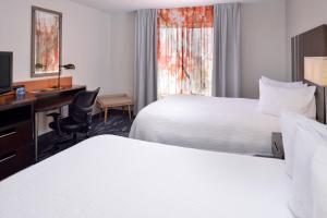 Postel nebo postele na pokoji v ubytování Fairfield Inn & Suites by Marriott Cedar Rapids