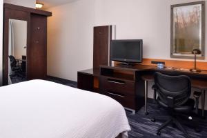 TV a/nebo společenská místnost v ubytování Fairfield Inn & Suites by Marriott Cedar Rapids