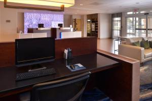 TV a/nebo společenská místnost v ubytování Fairfield Inn & Suites by Marriott Cedar Rapids