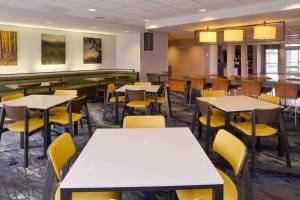 Restaurace v ubytování Fairfield Inn & Suites by Marriott Cedar Rapids