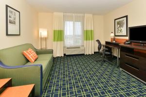 TV a/nebo společenská místnost v ubytování Fairfield Inn & Suites by Marriott Cedar Rapids