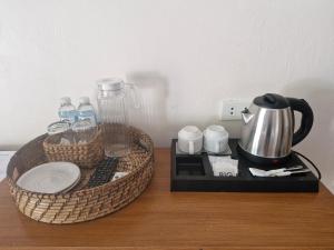 Set per la preparazione di tè e caffè presso SeTu Divespot & Resort