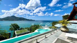 vistas al océano desde el balcón de una casa en Amara - Luxury Infinity Pool Villa with Sea view, en Surin Beach