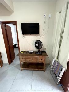 a living room with a flat screen tv on the wall at Departamento 3- Pinheira in Praia de Cima (Pinheira)