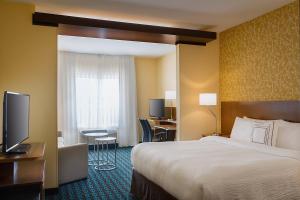 TV a/nebo společenská místnost v ubytování Fairfield Inn & Suites by Marriott Dallas West/I-30