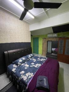 a bedroom with a bed and a ceiling fan at Lylinz Dy Cermai in Pasir Gudang