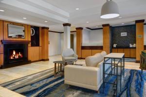 Posezení v ubytování Fairfield Inn and Suites Carlsbad