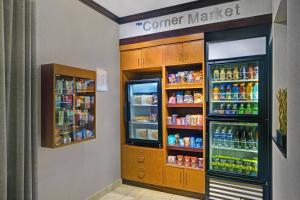 Supermarket nebo jiné obchody v  hotelu nebo okolí
