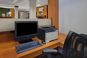 TV a/nebo společenská místnost v ubytování Fairfield Inn and Suites Carlsbad