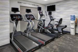 Fitness centrum a/nebo fitness zařízení v ubytování Fairfield Inn and Suites Carlsbad